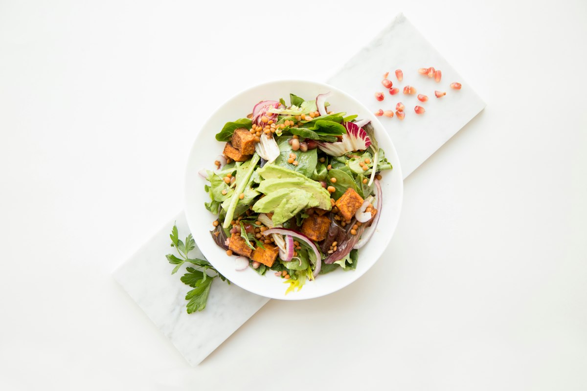Salade asiatique avec crevettes et sauce gingembre-soja