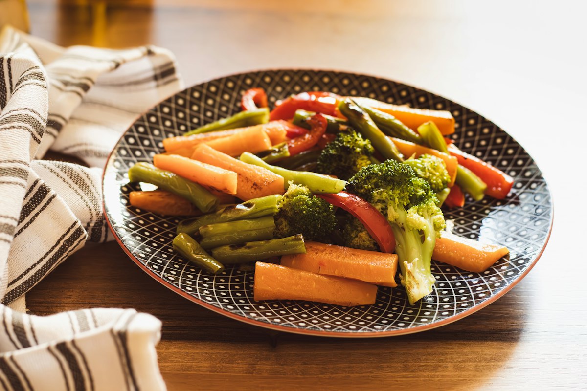 Préparation étape par étape d'une salade équilibrée