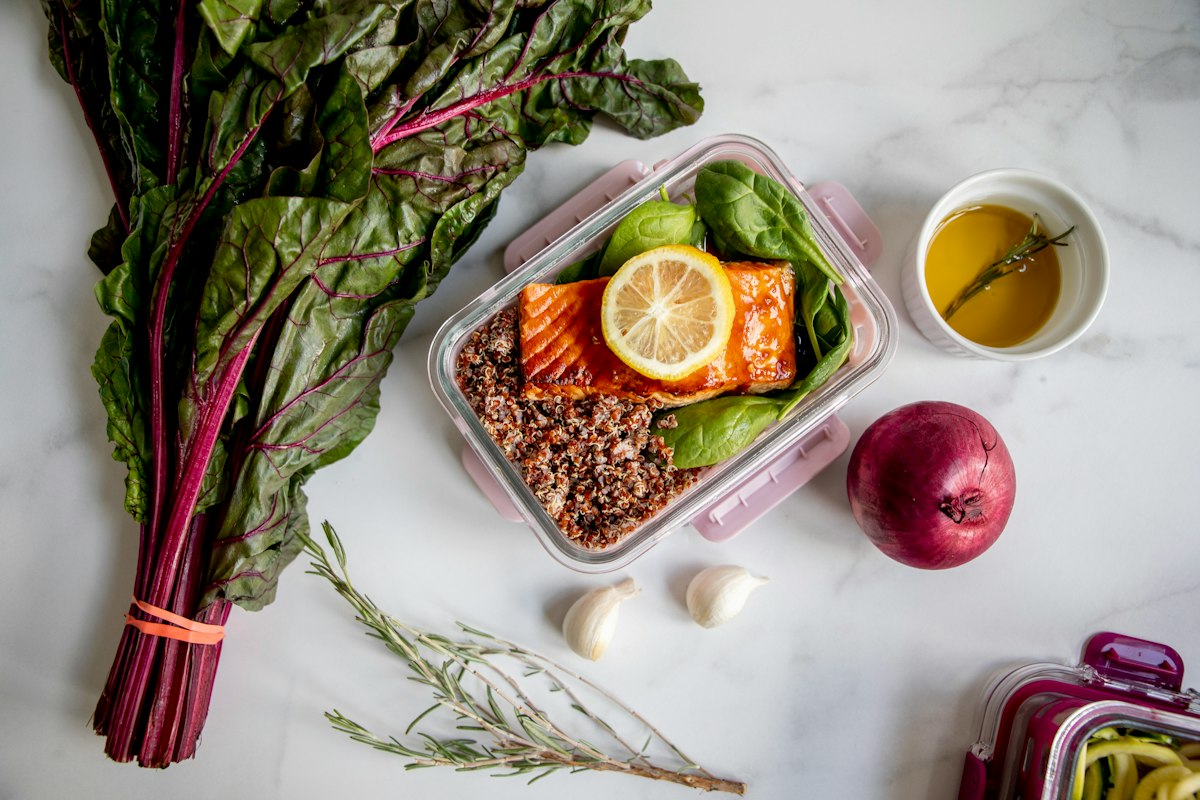 Salade quinoa présentée élégamment